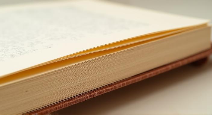 Proces renowacji starej księgi